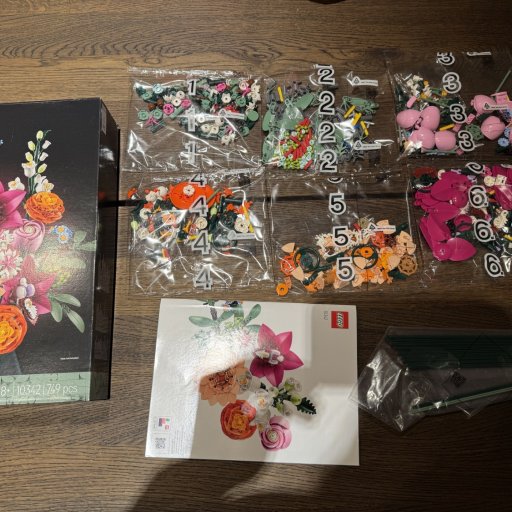 Den færdige LEGO blomsterbuket pynter smukt i hjemmet