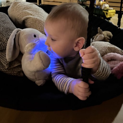 Blød kaninbamse med lys, lyd og tryghed til de små