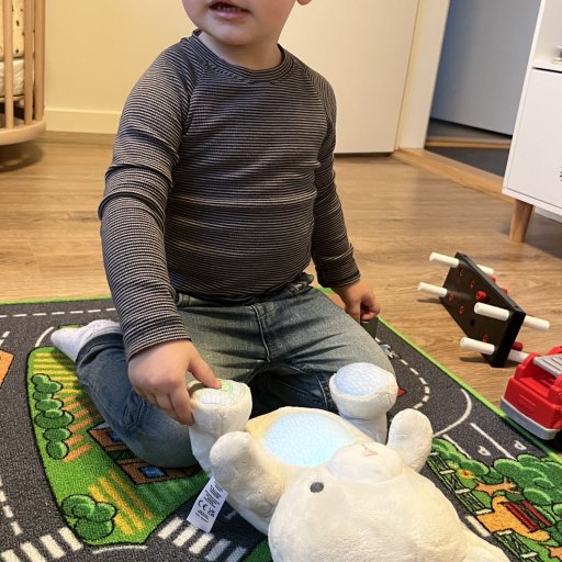 Blød kaninbamse med lys, lyd og tryghed til de små