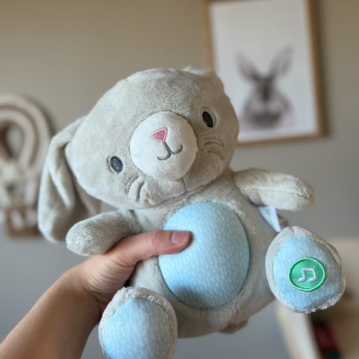 Blød kaninbamse med lys, lyd og tryghed til de små