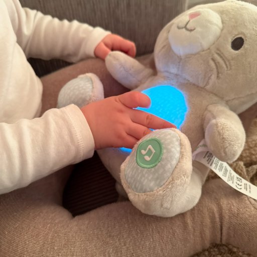 Blød kaninbamse med lys, lyd og tryghed til de små