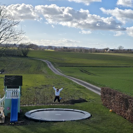 Nedgravet trampolin skaber et stilrent og naturligt udtryk i haven