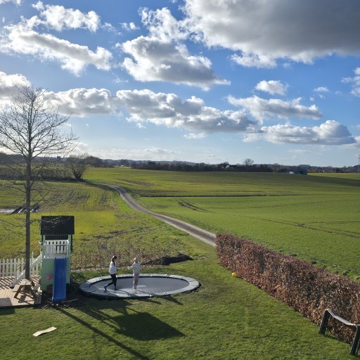 Nedgravet trampolin skaber et stilrent og naturligt udtryk i haven