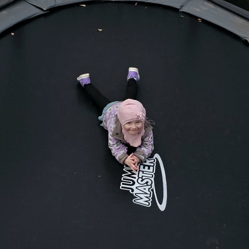 Nedgravet trampolin skaber et stilrent og naturligt udtryk i haven