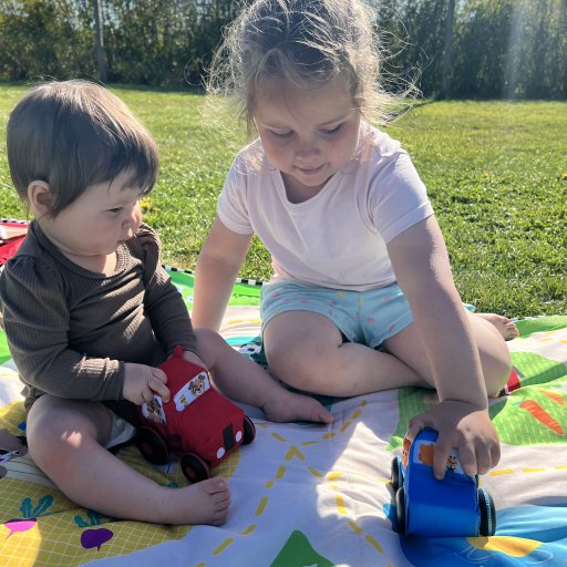 Busy Barnyard stimulerer babyens sanser gennem leg, lys og musik