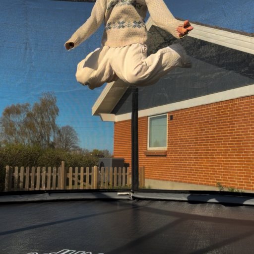 En robust trampolin skabt til aktiv leg og gymnastik