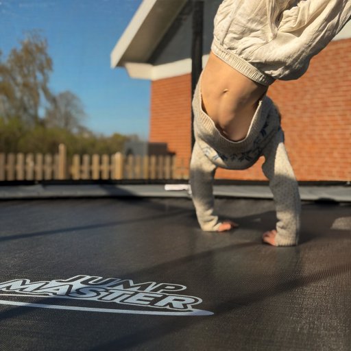En robust trampolin skabt til aktiv leg og gymnastik