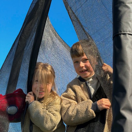 En robust trampolin skabt til aktiv leg og gymnastik