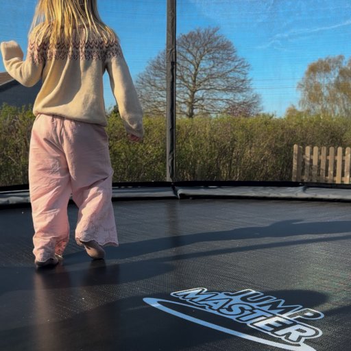 En robust trampolin skabt til aktiv leg og gymnastik