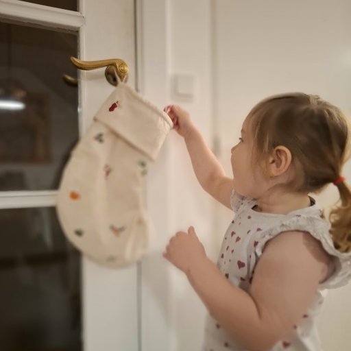 Forklæde, julesok og cookiestempler inviterer børnene med ind i juletraditionerne