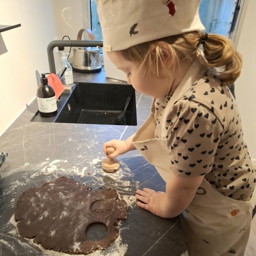 Forklæde, julesok og cookiestempler inviterer børnene med ind i juletraditionerne