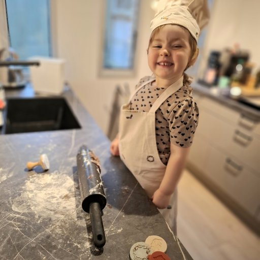 Forklæde, julesok og cookiestempler inviterer børnene med ind i juletraditionerne
