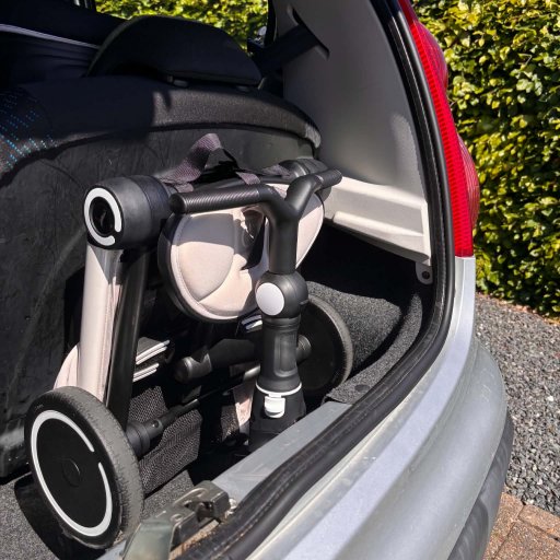 Fylder lidt i bilen og nem at slå sammen