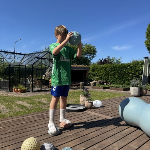 Timevis af aktiv leg både inde, ude og på stranden