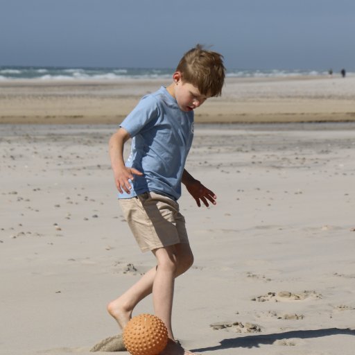 Timevis af aktiv leg både inde, ude og på stranden