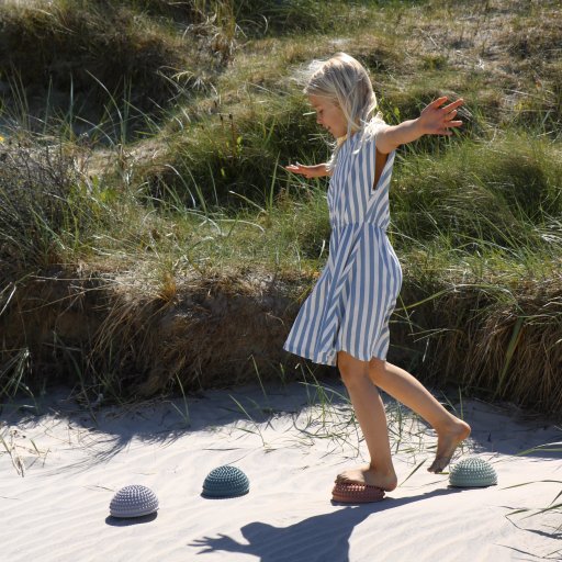 Timevis af aktiv leg både inde, ude og på stranden