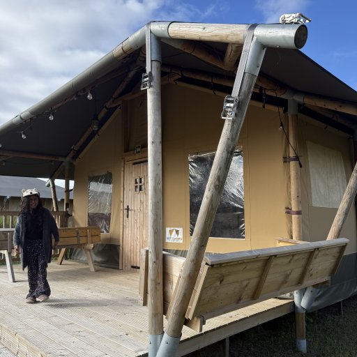Glampingteltet skaber den perfekte kombination af natur, hygge og komfort.