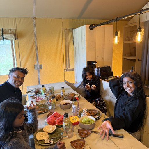 Glampingteltet skaber den perfekte kombination af natur, hygge og komfort.