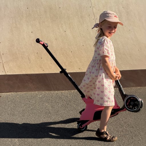 Et robust og alsidigt køretøj, der kombinerer leg, transport og bevægelse i ét produkt