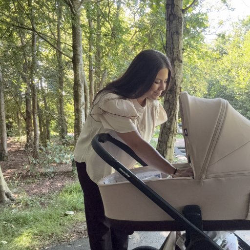 Den rummelige babydel, bløde madras og gode affjedring sikrer en behagelig tur på alle underlag
