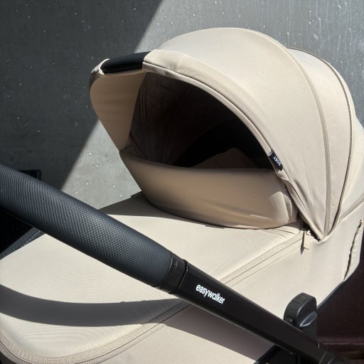 Den rummelige babydel, bløde madras og gode affjedring sikrer en behagelig tur på alle underlag