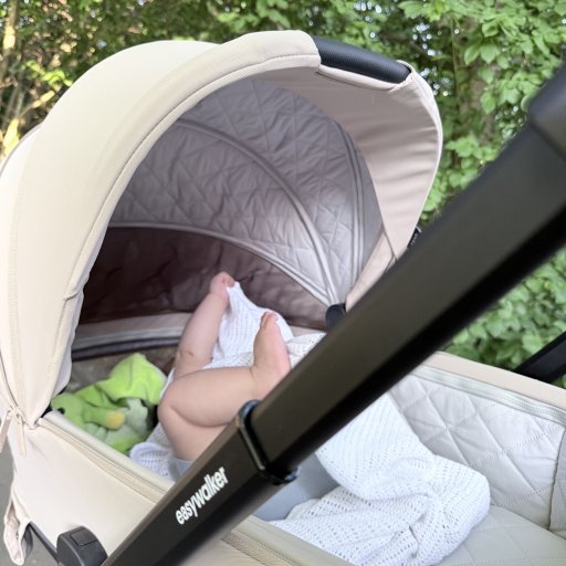 Den rummelige babydel, bløde madras og gode affjedring sikrer en behagelig tur på alle underlag