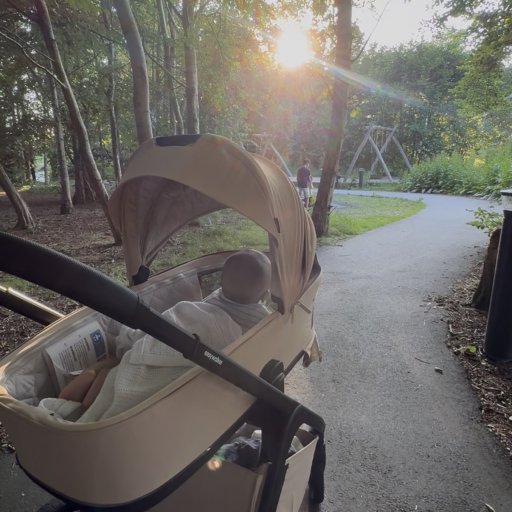 Den rummelige babydel, bløde madras og gode affjedring sikrer en behagelig tur på alle underlag