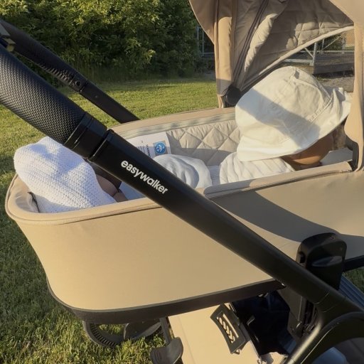 Den rummelige babydel, bløde madras og gode affjedring sikrer en behagelig tur på alle underlag