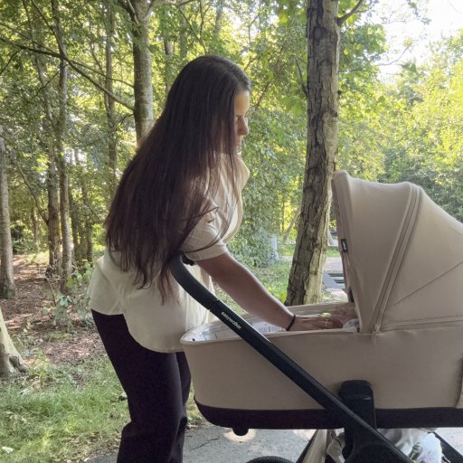 Den rummelige babydel, bløde madras og gode affjedring sikrer en behagelig tur på alle underlag