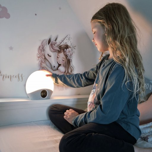 Et stilrent vækkeur med mange funktioner, der gør en mærkbar forskel for hele familien.