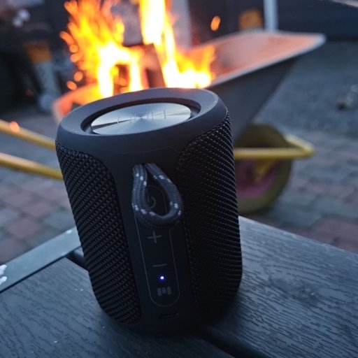 Et kompakt design med 360°-lyd, der overrasker med stor lyd og høj brugervenlighed