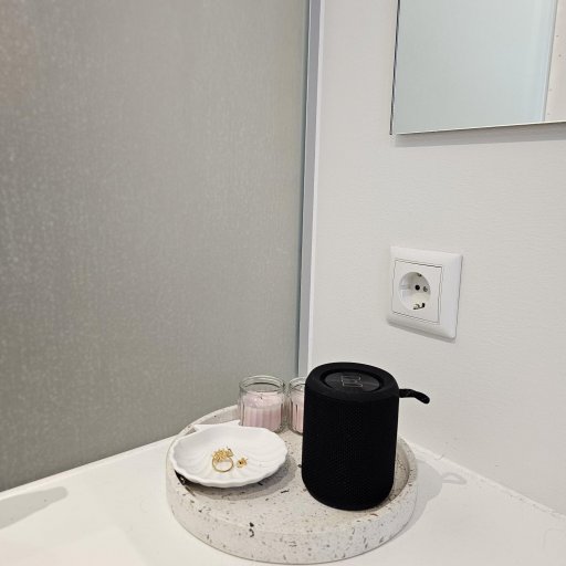 Et kompakt design med 360°-lyd, der overrasker med stor lyd og høj brugervenlighed