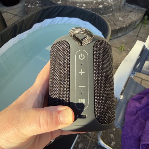 Den vandtætte konstruktion og lange batteritid gør højttaleren klar til sommerens aktiviteter