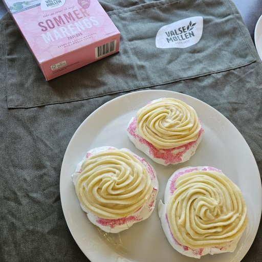 Valsemøllen Sommermarengs gør det nemt at servere en flot pavlova – der skal kun tilsættes vand