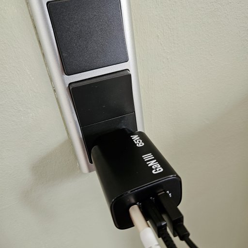 Essentials GaN Charger 65W – oplad op til tre enheder samtidig fra én stikkontakt