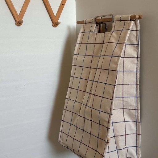 BagUp kombinerer praktisk opbevaring med et stilrent, ternet design