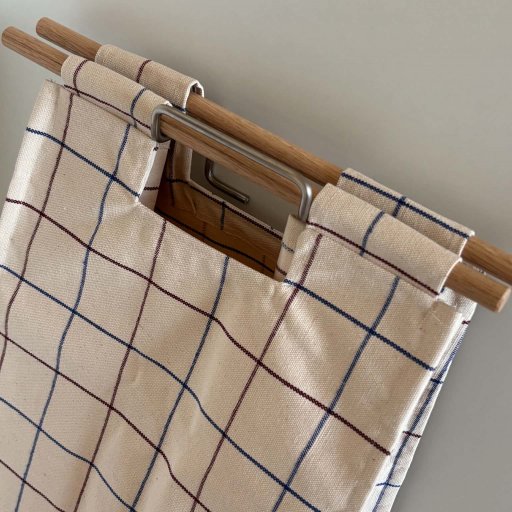 BagUp kombinerer praktisk opbevaring med et stilrent, ternet design