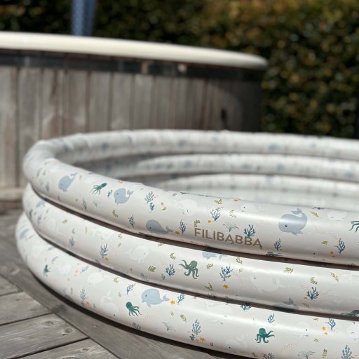 Alfie-badebassinet har en god størrelse til søskendeleg – uden at fylde hele haven