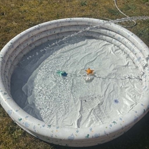 Alfie-badebassinet har en god størrelse til søskendeleg – uden at fylde hele haven