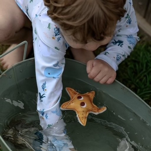 Ocean Friends gør vandlegen ekstra sjov med små figurer, der inviterer til både dykning og leg