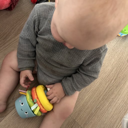 Cupcake Tower™ kombinerer stableleg, finmotorik og lindring til ømme gummer
