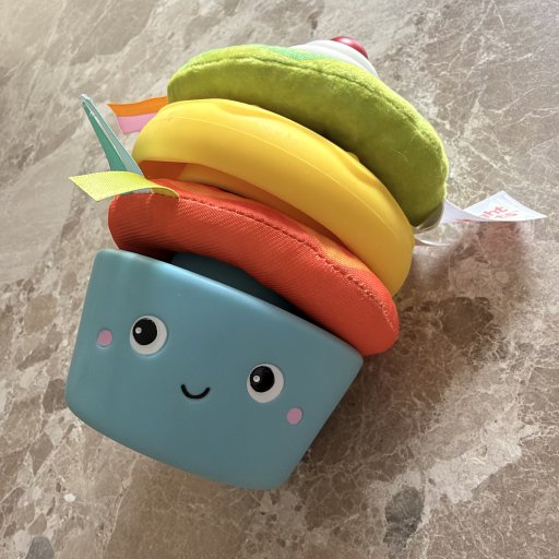 Cupcake Tower™ kombinerer stableleg, finmotorik og lindring til ømme gummer