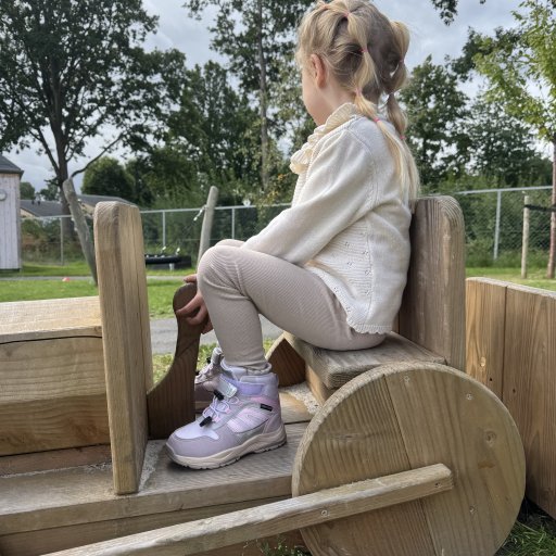 Begge modeller er lette og fleksible, så børnene kan løbe, hoppe og lege uden tunge vinterstøvler