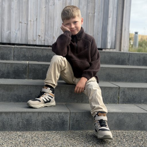 Begge modeller er lette og fleksible, så børnene kan løbe, hoppe og lege uden tunge vinterstøvler