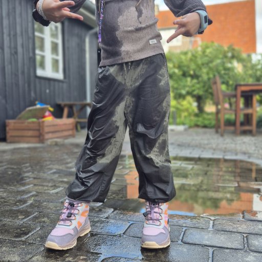 Begge modeller er lette og fleksible, så børnene kan løbe, hoppe og lege uden tunge vinterstøvler