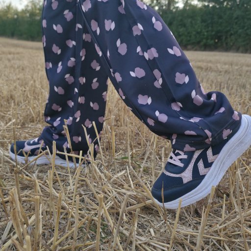 Lette sneakers og velcrolukning gør det nemt at komme hurtigt ud til næste eventyr
