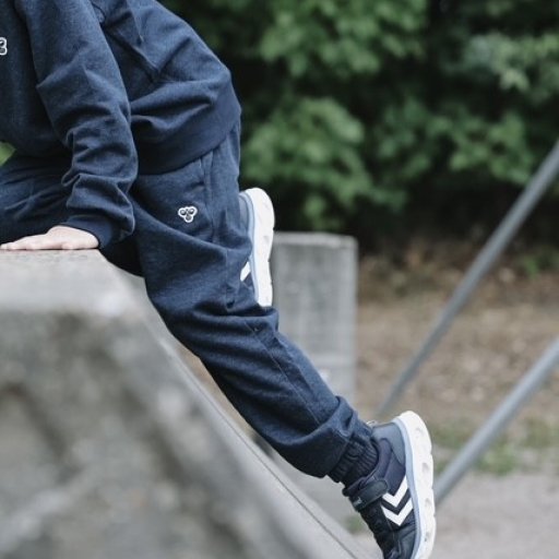 Lette sneakers og velcrolukning gør det nemt at komme hurtigt ud til næste eventyr