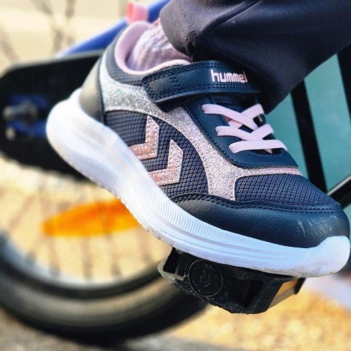 Lette sneakers og velcrolukning gør det nemt at komme hurtigt ud til næste eventyr