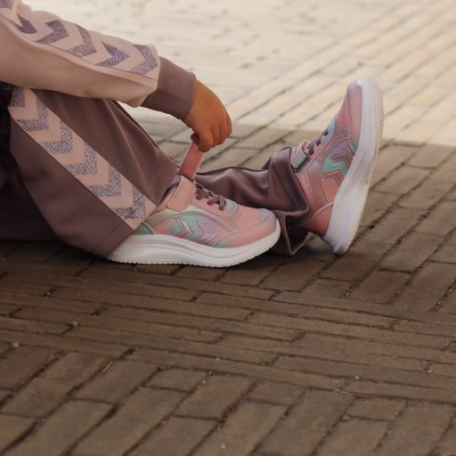 Lette sneakers og velcrolukning gør det nemt at komme hurtigt ud til næste eventyr