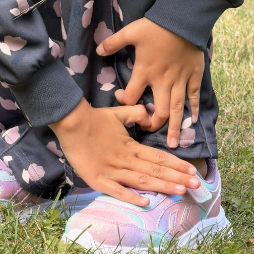Lette sneakers og velcrolukning gør det nemt at komme hurtigt ud til næste eventyr